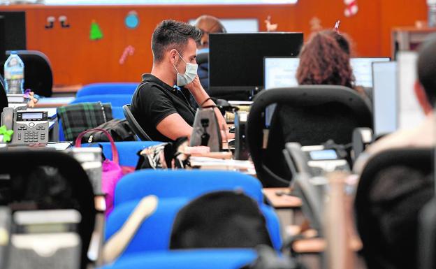 Otro máximo de contagios de la sexta ola deja la incidencia a siete días en las islas en riesgo alto