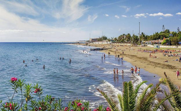 Salvan la vida a una septuagenaria en la playa de San Agustín