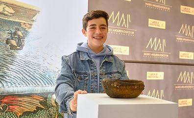 Juan, de doce años, es el donante más joven del Museo Arqueológico