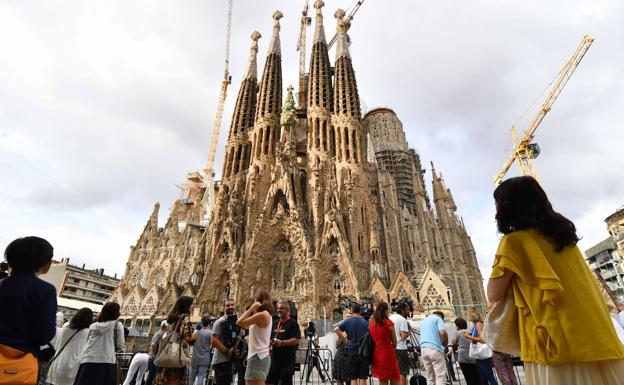Visitantes ante la Sagrada Familia en Barcelona. /afp