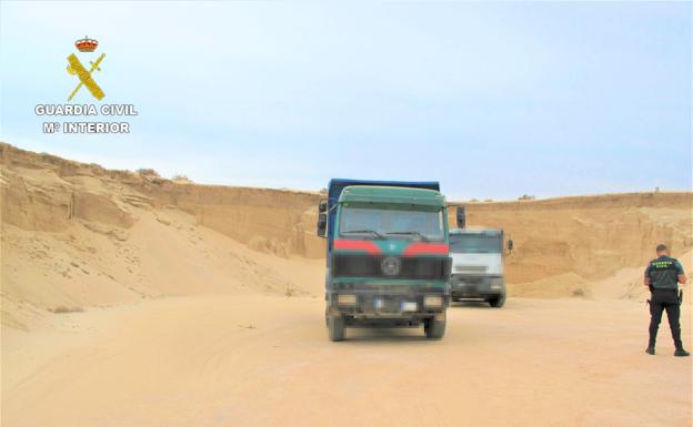 La Guardia Civil denuncia a 2 empresas e investiga a 6 personas por extraer jable en suelo protegido