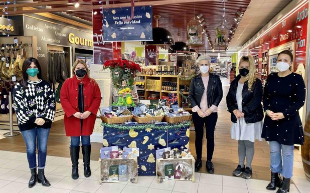 La solidaridad de los clientes de HiperDino lleva productos navideños a La Palma