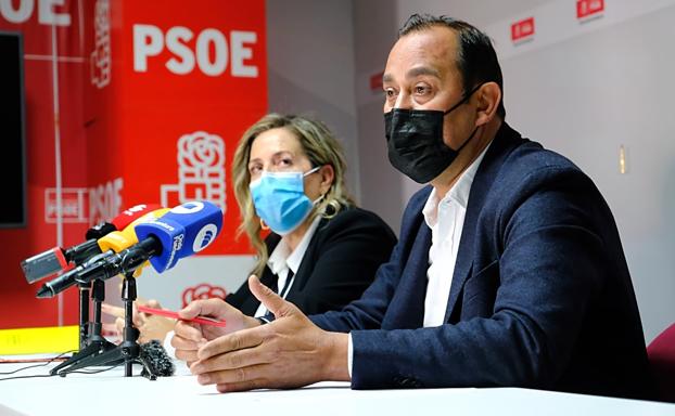 Marlene Figueroa y Blas Acosta, ayer en la sede insular del PSOE. /javier me.lián / acfi press