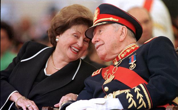 El dictador chileno Augusto Pinochet junto a Lucía Hiriart en una imagen de 1998. 