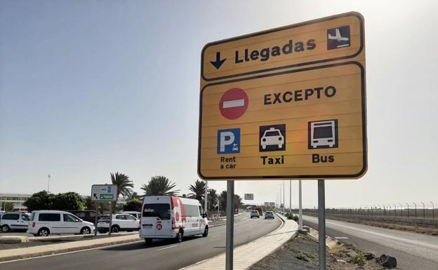 El acceso a llegadas de la T1 se restringe a guaguas, taxis y vehículos de alquiler