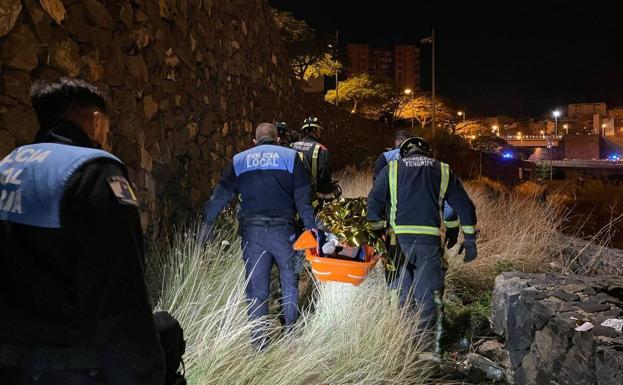Rescatan a un joven tras caerse por el barranco de Santos