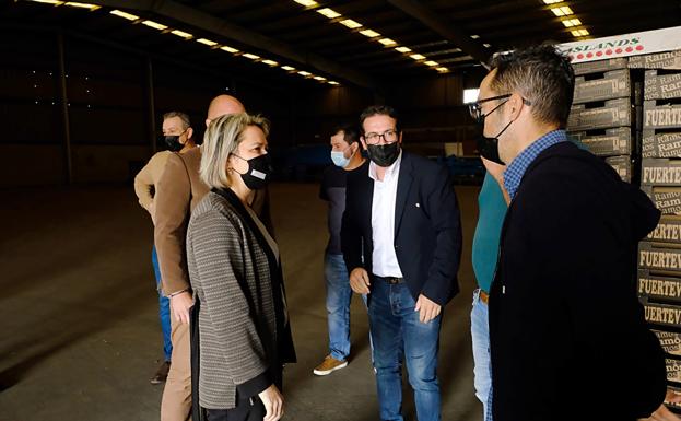 Alicia Vanoostende toma el pulso al sector primario en la cofradía y cooperativa de Gran Tarajal