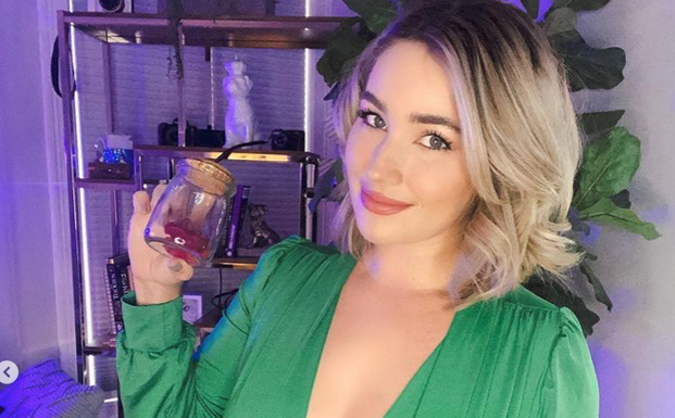 Una 'influencer' vende sus pedos embotellados por mil dólares