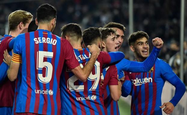 Los jóvenes tiran del Barça con sufrimiento