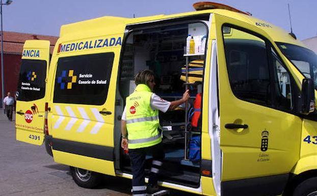 Imagen de archivo de una ambulancia del Servicio Canario de Salud. /c7