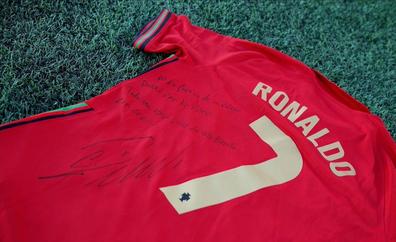 Ronaldo dona una camiseta firmada para su subasta por La Palma