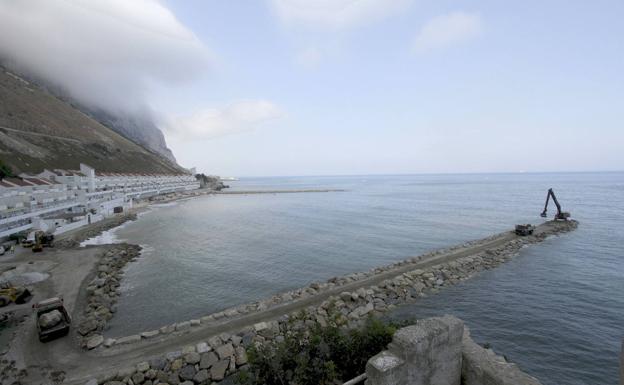 Imagen de archivo de los trabajos de relleno, para ganar terreno al mar en Gibraltar.