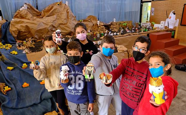 El reciclaje hecho portal de Belén en el CEO Antigua