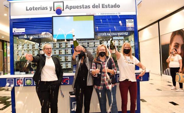 Así celebran el Gordo de Navidad en el CC El Mirador