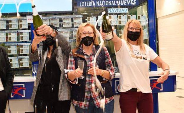 La vendedora del 'Gordo': «hemos repartido muchísimos décimos»