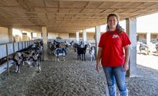 Eva Cano recorre en un vídeo las ganaderías con Feaga Online