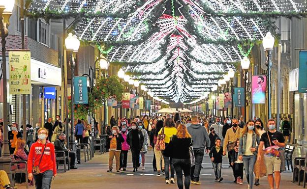 Canarias adelanta una hora el cierre de locales ante el «aumento exponencial» de casos