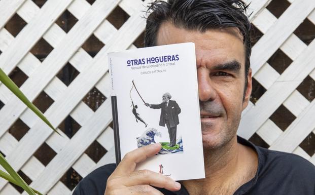 Carlos Battaglini posa con un ejemplar de 'Otras hogueras'. / C7