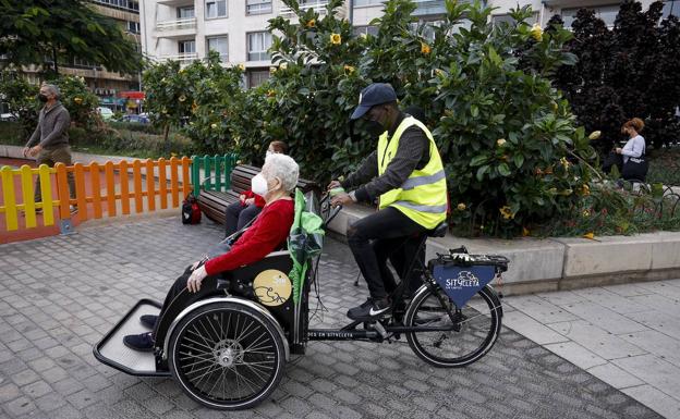 Vidas que conectan en un paseo en triciclo