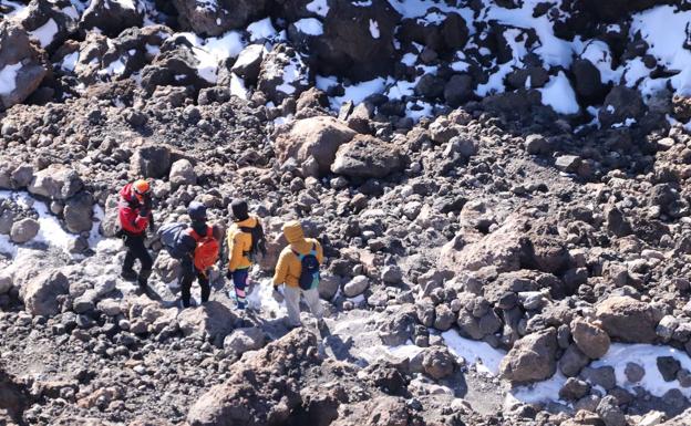 El helicóptero rescata a un hombre en apuros en el Teide