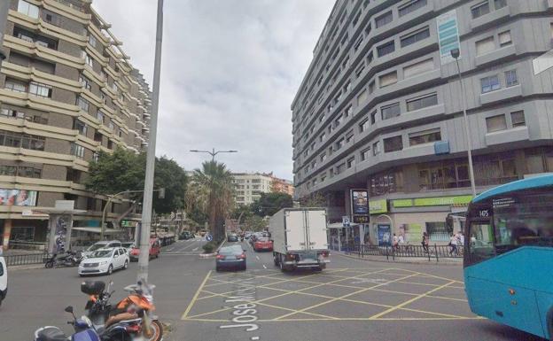 El conductor de un patinete arrolla a dos mujeres en Mesa y López