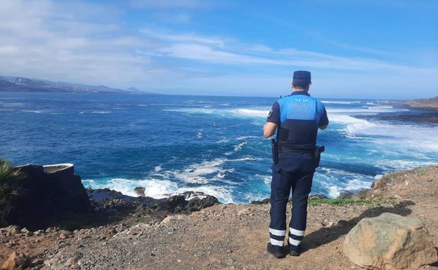 Rescatan en helicóptero a un hombre en la costa del Confital
