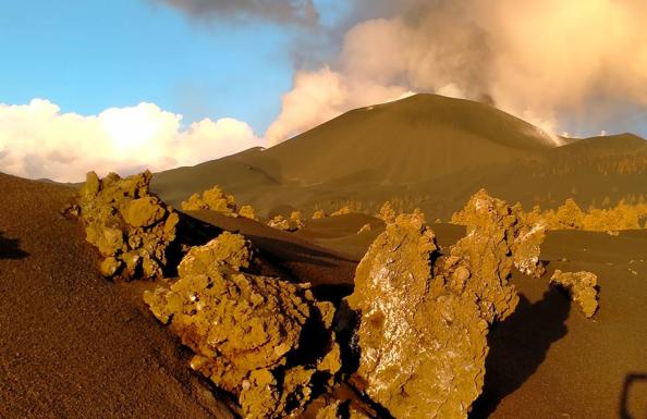 Intensa desgasificación del volcán y no hay deformaciones