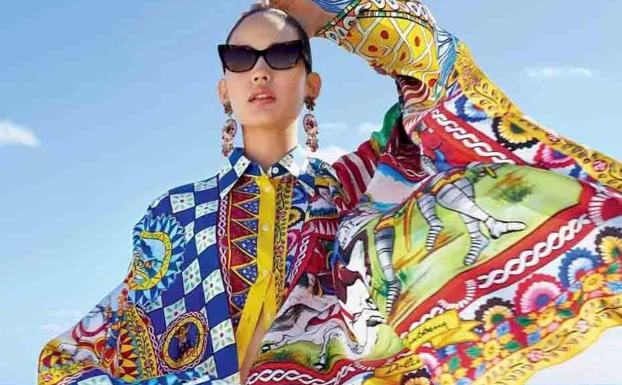 Modelo de Dolce&Gabbana de la colección del pasado verano, en las Grandes Playas de Corralejo. /c7