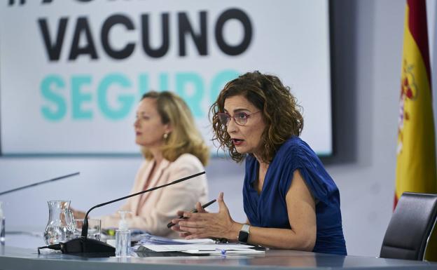 La vicepresidenta primera, Nadia Calviño (i), y la ministra de Hacienda, María Jesús Montero. /e. p.