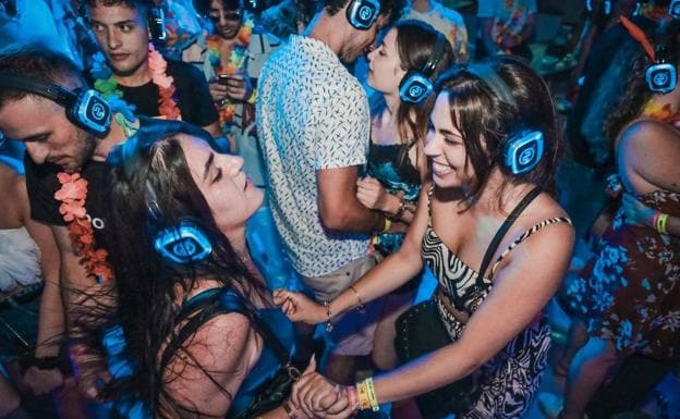 Fiestas silenciosas, la moda de las 'discotecas' que no hacen ruido
