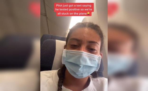 Un piloto anuncia en un vuelo que tiene covid