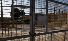 Heridos trece guardias civiles al impedir el paso de 500 inmigrantes en Melilla