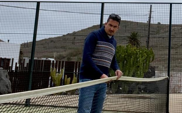 Nuevo césped en las pistas de pádel de Haría