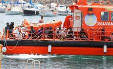Rescatan una neumática con 56 personas cerca de Fuerteventura