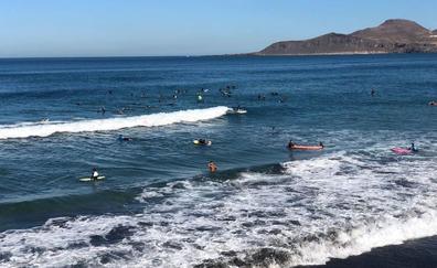Surf para despedir el año en Las Canteras