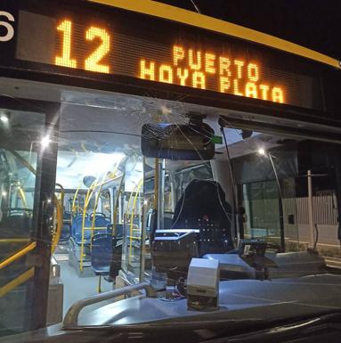 Atacan una guagua con dos grandes piedras en Zárate