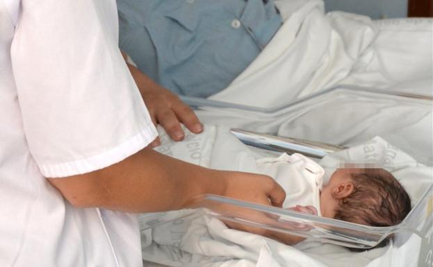 El primer bebé canario de 2022, una niña nacida en Tenerife