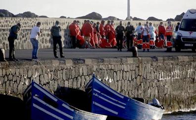 Rescatadas dos pateras con 90 migrantes en aguas de Lanzarote