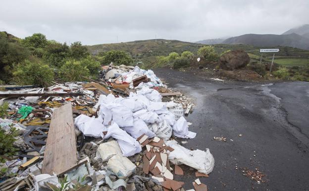 Las sanciones por verter escombros pasan de 150 euros a 3.000 o 60.000, según el caso