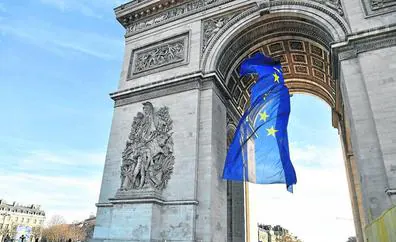 Una lucha de banderas mancha el inicio de la presidencia francesa de la UE