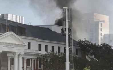 Un incendio alcanza el edificio del Parlamento de Sudáfrica en Ciudad del Cabo