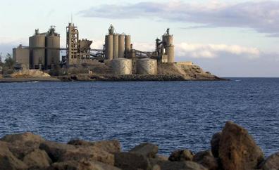 El uso industrial del puerto de Santa Águeda es incompatible con el turístico