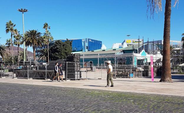 Comienza el vallado del parque Santa Catalina para el escenario del carnaval