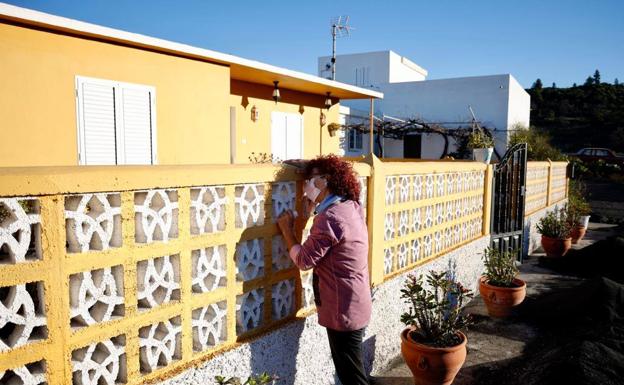 Emoción y lágrimas en el regreso de los palmeros a sus casas tras el volcán