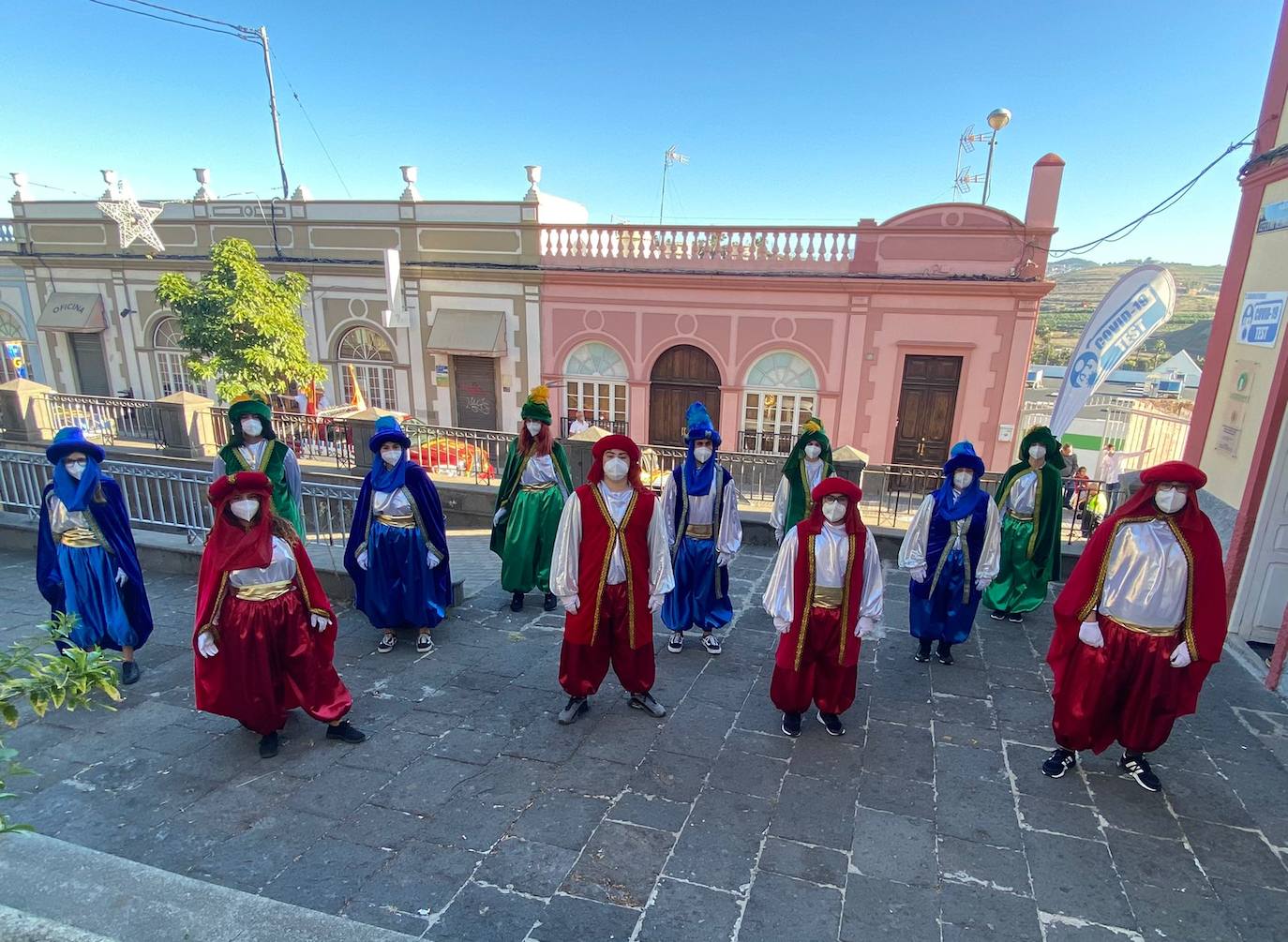 Los Pajes de Los Reyes Magos reparten la ilusión por el distrito Tamaraceite-San Lornezo Tenoya