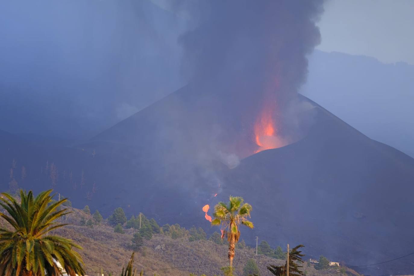 El volcán de La Palma ha emitido tanto material como los seis que le precedieron