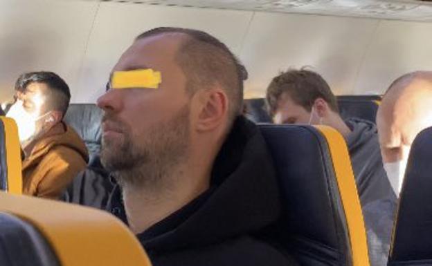 Sin mascarilla en el avión rumbo a Canarias