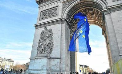 Macron, «orgulloso» de la bandera europea al ser un «símbolo de la paz»