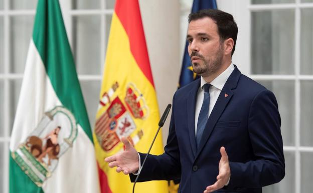 El Gobierno desautoriza a Garzón por su crítica contra las macrogranjas