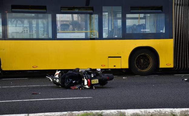 Accidente entre una guagua y una moto en la capital grancanaria